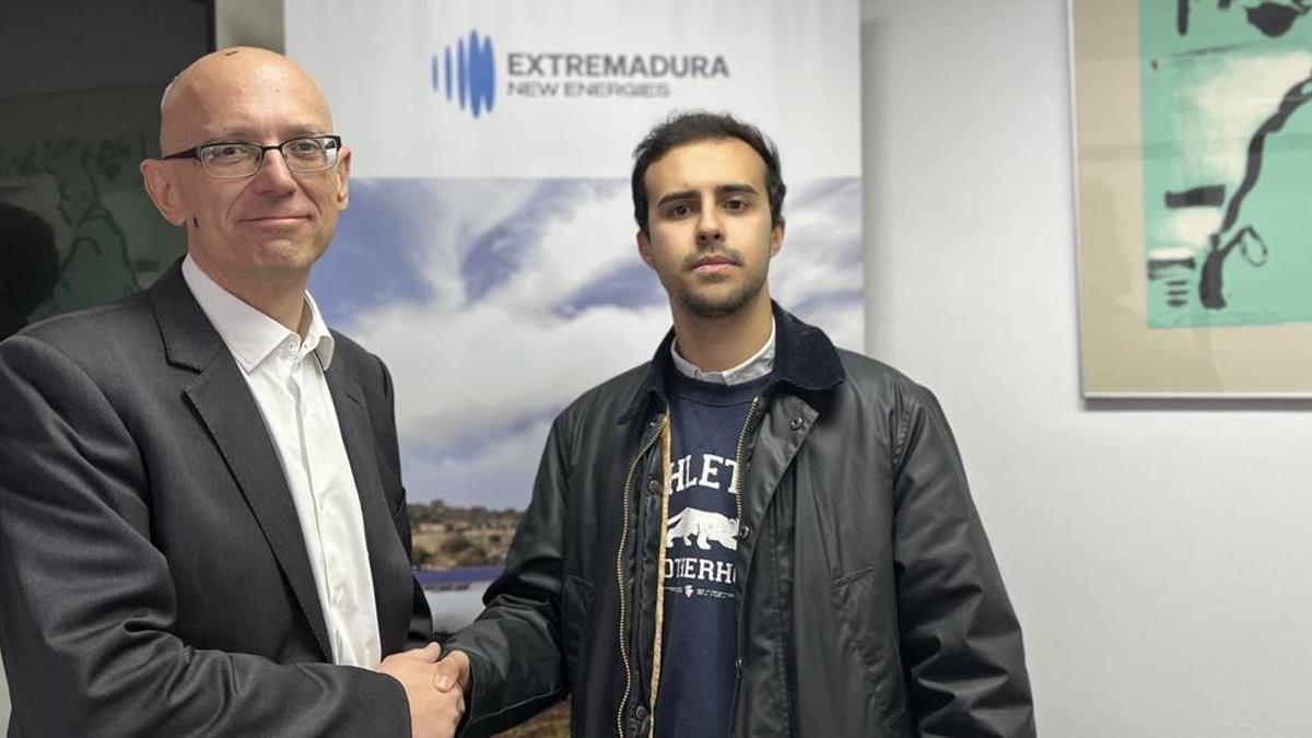 Firma del acuerdo entre Extremadura New Energies y los Jóvenes Cofrades.