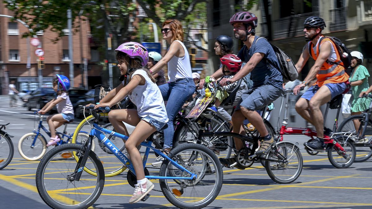 La caravana ciclista recorre los últimos metros de la calle Aragón durante su reivindicación