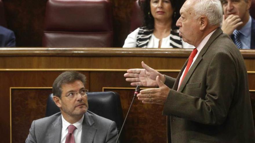 Margallo, con el ministro de Justicia, Rafael Catalá, ayer en el Congreso.