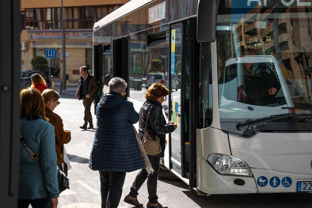 Usuarios del autobús urbano de Lorca.