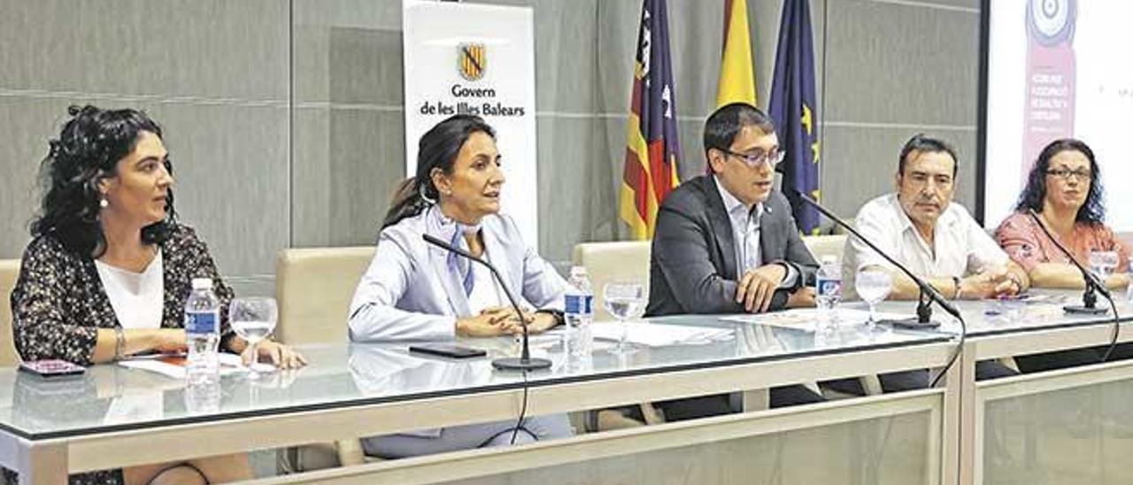 Inmaculada Benito (segunda por la izquierda) durante la firma del convenio de hostelería.