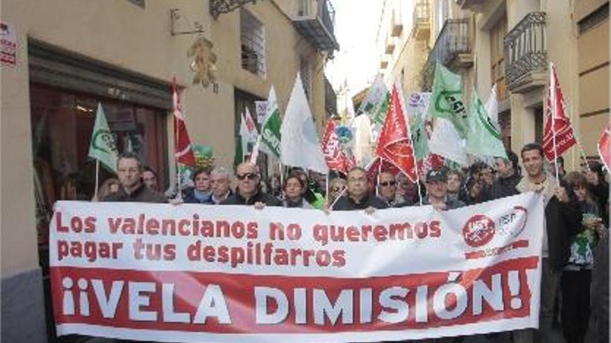 Sindicalistas y empleados públicos, ayer durante la protesta.