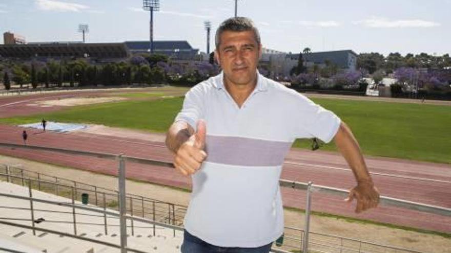 Eduardo Rodríguez, director deportivo del Intercity, en el estadio de atletismo.