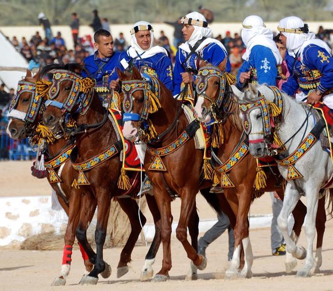 Jinetes a caballo en el Festival Internacional del Sáhara
