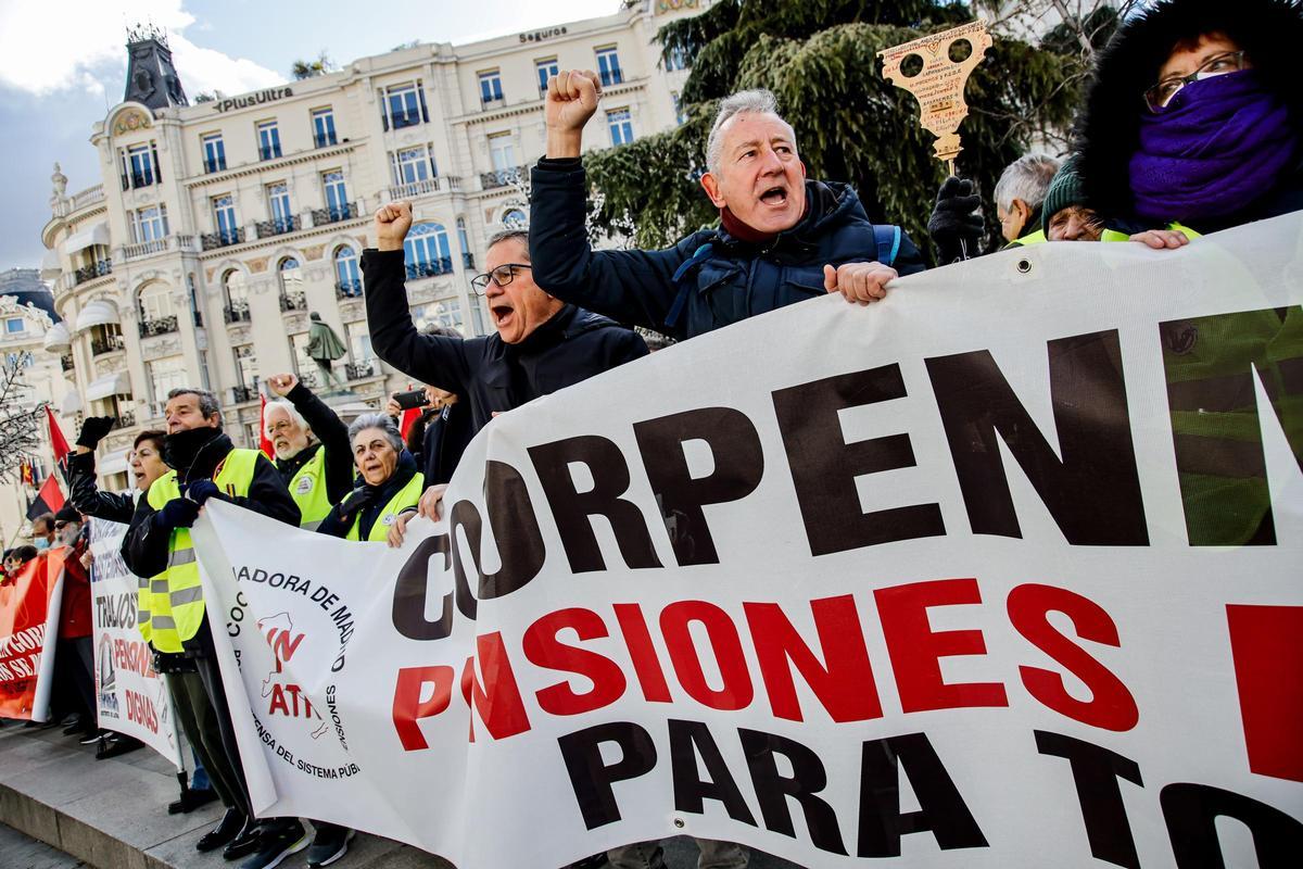 Varias personas se manifiestan frente al Congreso por la mejora del sistema público de pensiones.