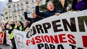 Varias personas se manifiestan frente al Congreso por la mejora del sistema público de pensiones.