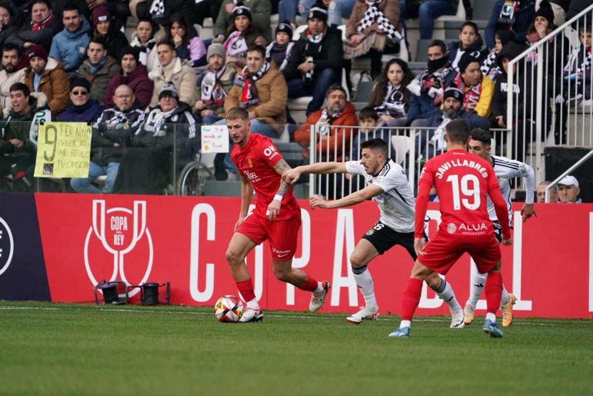 Van der Heyden conduce el balón en el partido de Copa del Rey ante el Burgos.