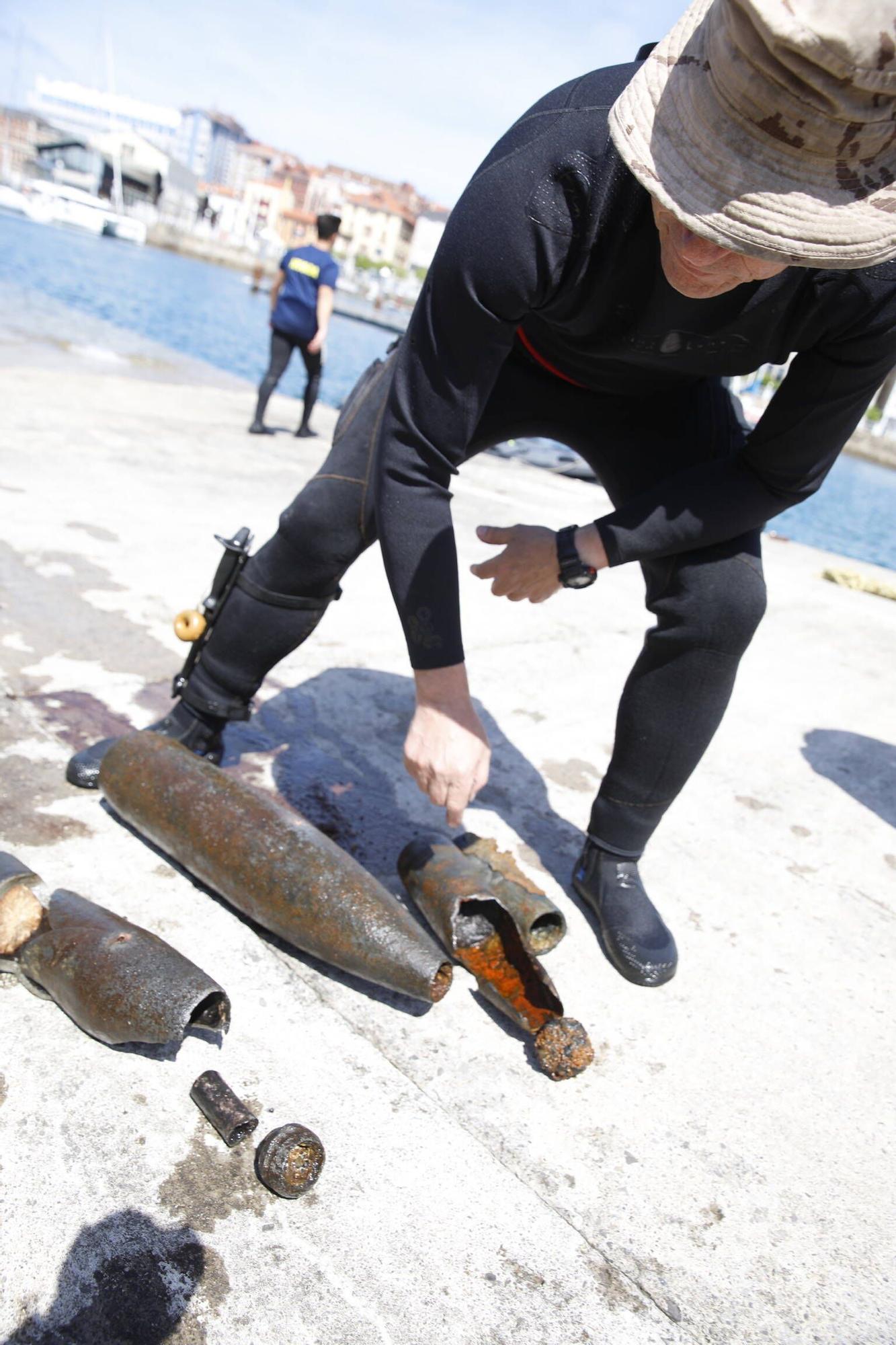 En imágenes: Así fueron las labores de desactivación de tres obuses en la costa de Gijón