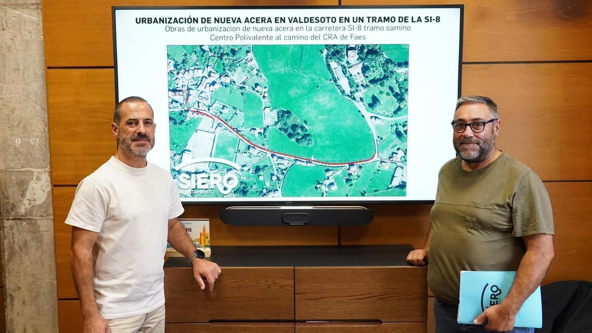 Ángel García y Pergentino Martínez, este jueves, con el plano en el que se dibuja el trayecto de la futura acera.