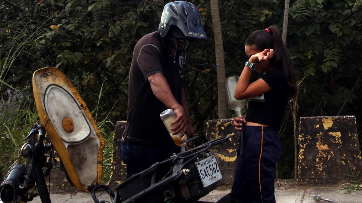 Smuggled Colombian gasoline flows slow amid Venezuelan output bounce