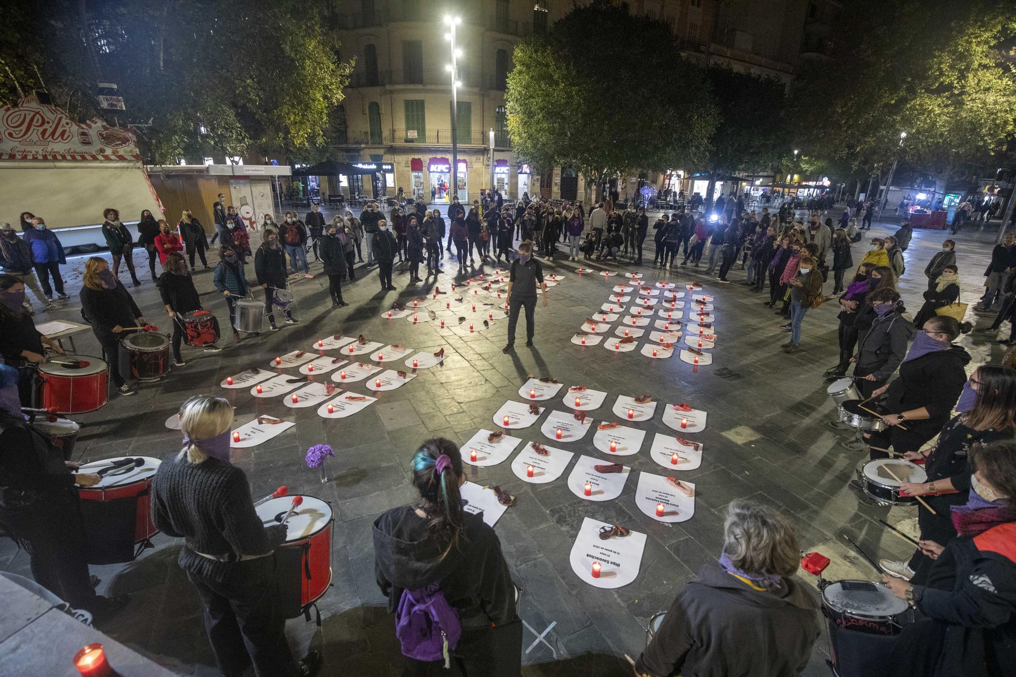 El movimiento feminista de Mallorca lee un manifiesto en la plaza de España de Palma por el 25N