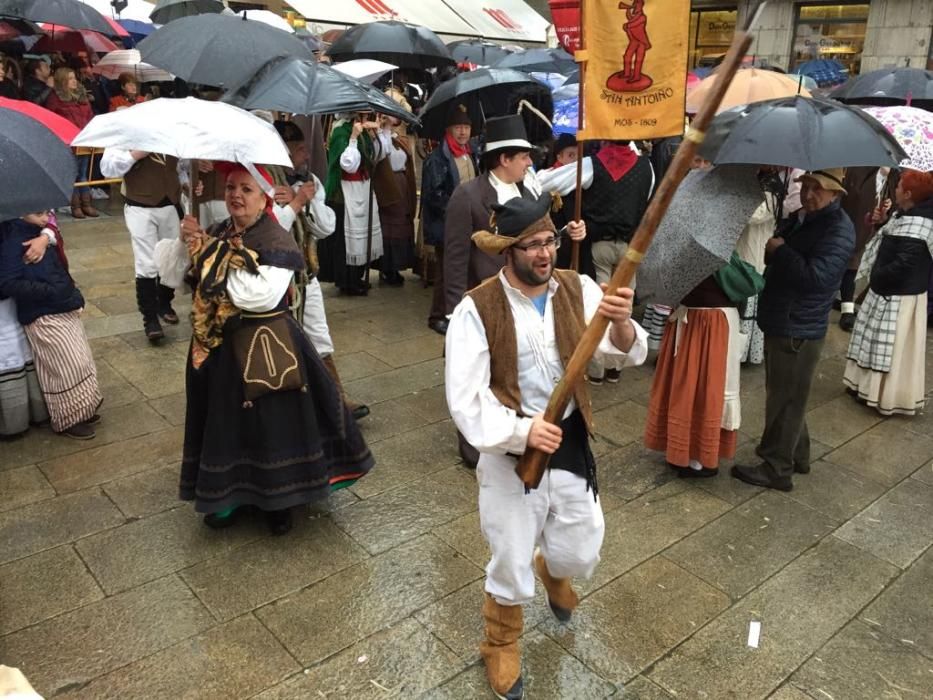 Los actores de la representación de la Reconquista esperan bajo la lluvia.