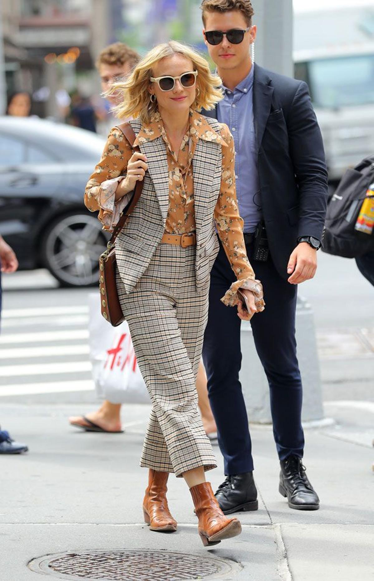 Diane Kruger, con traje con chaleco de cuadros