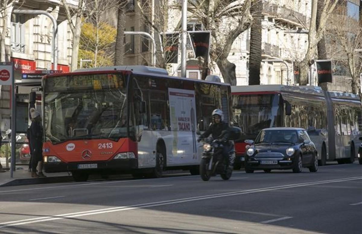 Concentración de autobuses en una de las paradas de la Diagonal