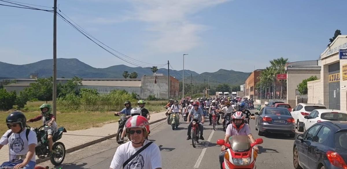Motoristas en la Vuelta entre Canals y Aiacor, en el homenaje a Ricardo Tormo.