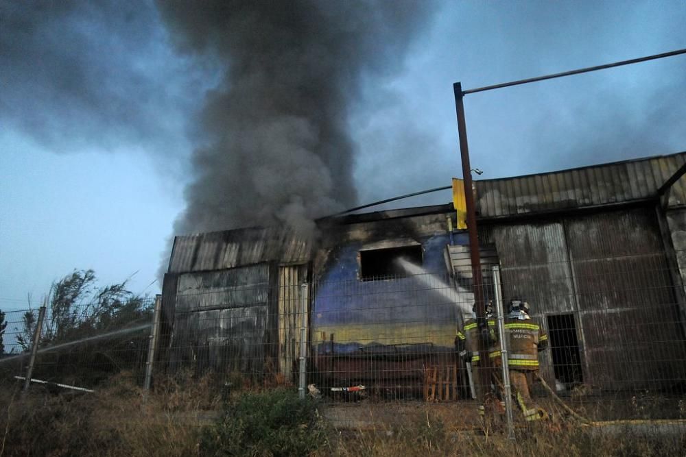 Arde una tienda de neumáticos en Murcia