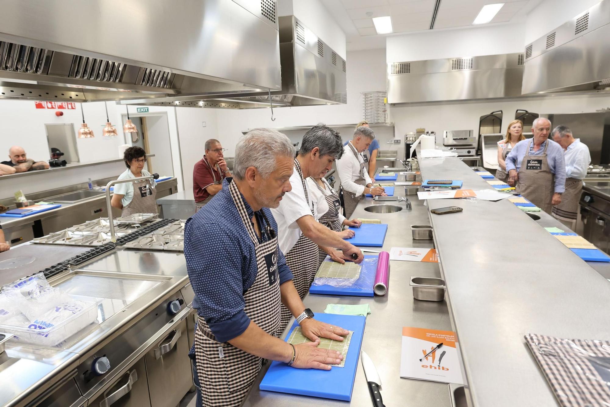 Clase magistral de sushi en la Escuela de Hostelería