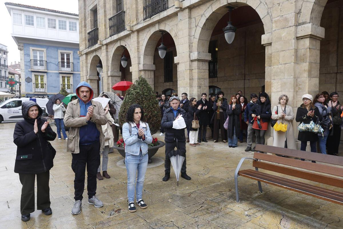 EN IMÁGENES: La alcaldesa de Avilés sufre un escrache en un minuto de silencio por el 11M