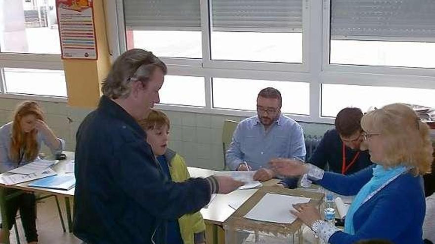 Votaciones en un colegio electoral de la villa de Llanes.