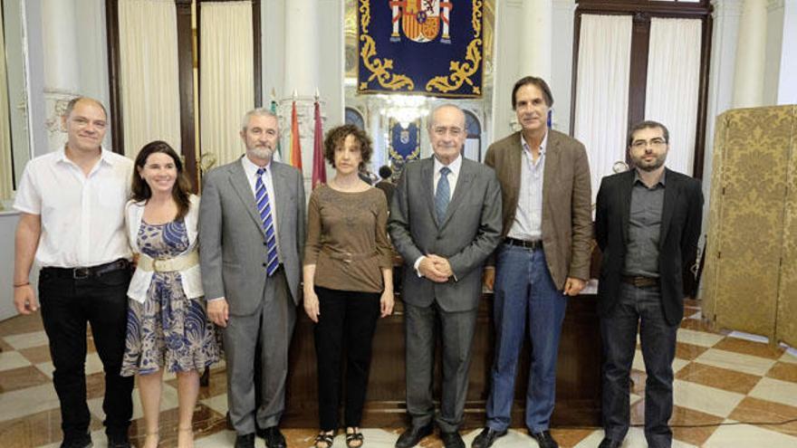 De la Torre y Caneda, esta mañana, con la premiada y miembros del jurado.