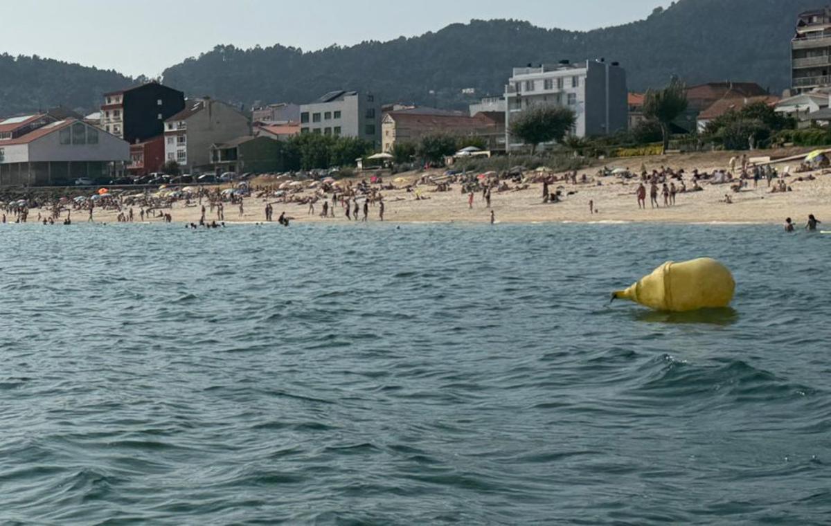 Las boyas amarillas ya lucen en Rodeira. | G. N.