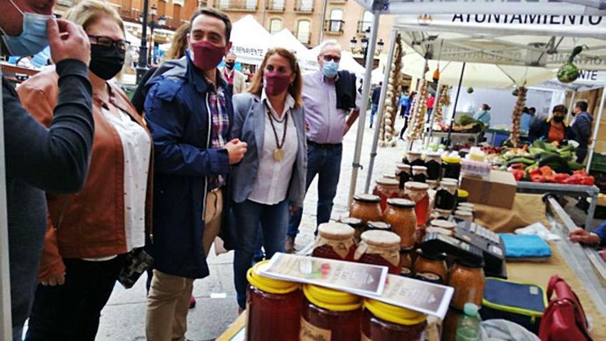 El alcalde y las concejalas de Cultura y Ferias visitaron la feria. | M. F.