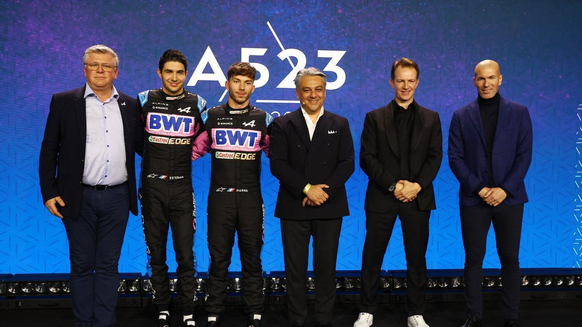 Zidane durante la presentación del nuevo Alpine A523 junto (izq. a der.) Otmar Szafnauer, Esteban Ocon, Pierre Gasly, Luca de Meo y Laurent Rossi