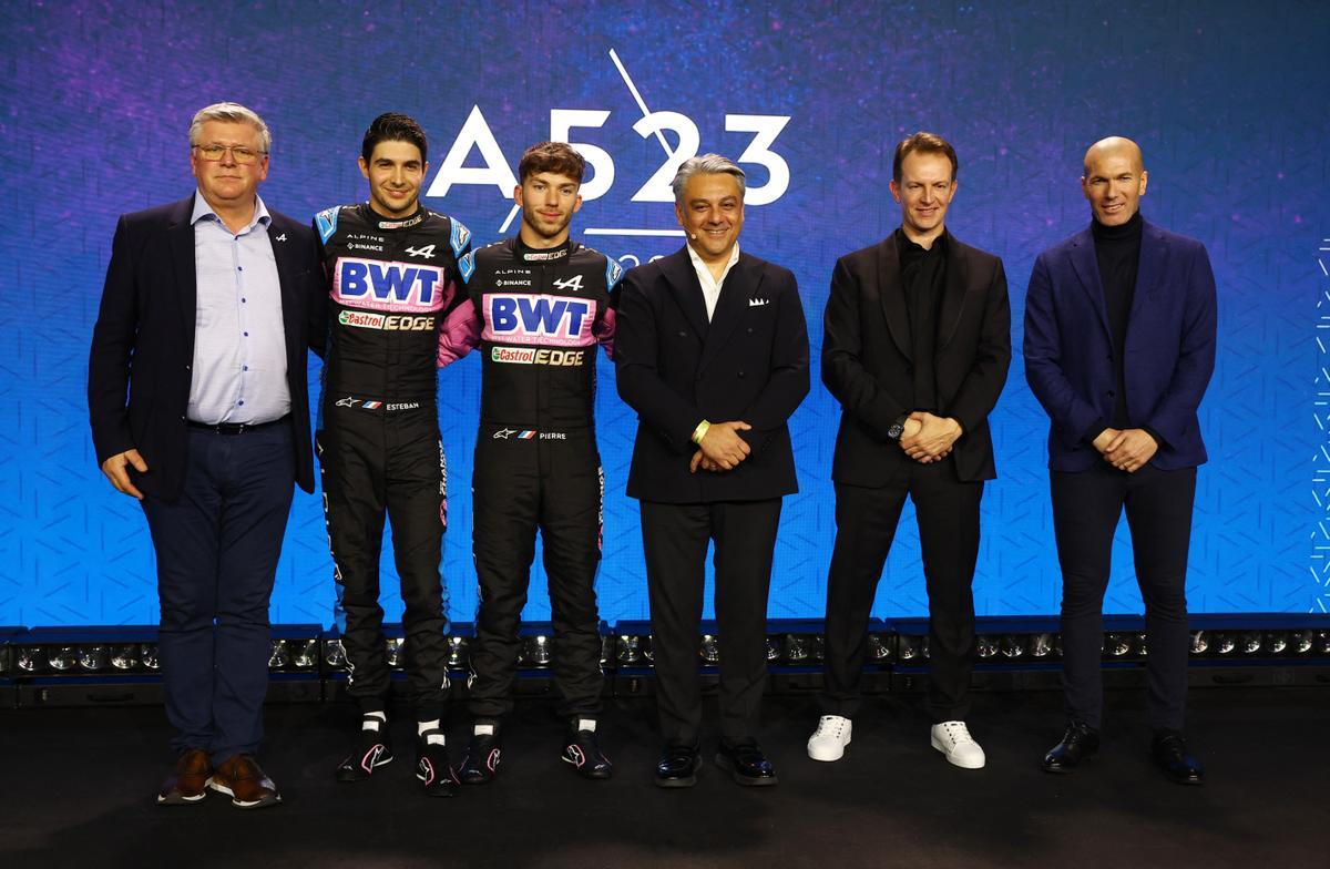 Zidane durante la presentación del nuevo Alpine A523 junto (izq. a der.) Otmar Szafnauer, Esteban Ocon, Pierre Gasly, Luca de Meo y Laurent Rossi