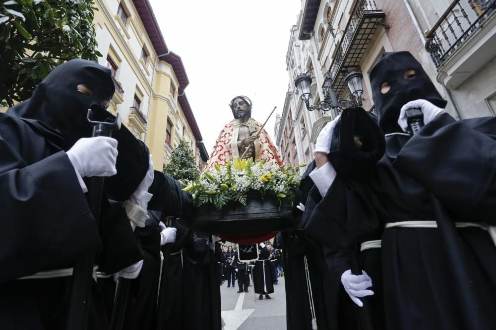 La lluvia obliga a dar la vuelta a la procesión ovetense del Santo Entierro