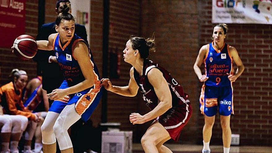 Partido entre el Lointek Gernika y el Valencia Basket