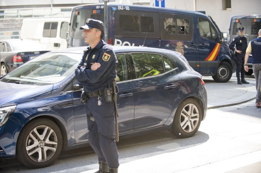 Amplio despliegue policial con varias unidades de la Policía Nacional y rastreo aéreo en helicóptero para registrar una docena de viviendas en el barrio de Monte Alto