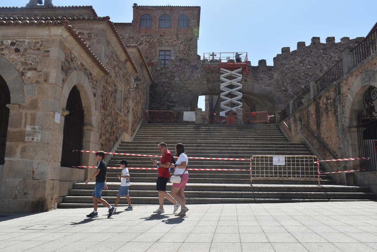 Galería | El Arco de la Estrella de Cáceres cierra por las mañanas Galería | El Arco de la Estrella de Cáceres cierra por las mañanas