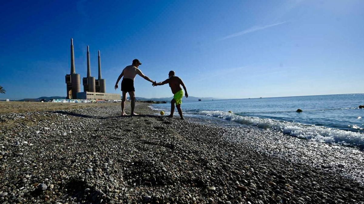 Primer día de la temporada de verano en la playa de Sant Adrià, cerrada por contaminación durante 4 años