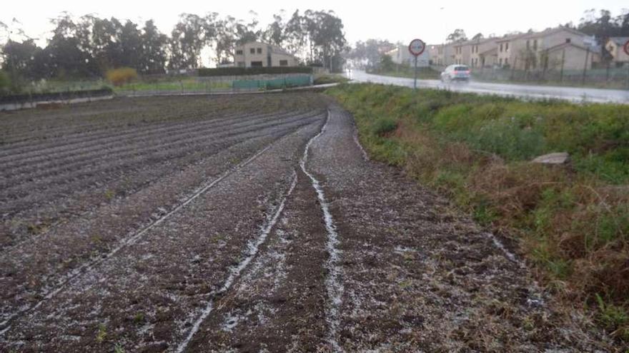 Las cunetas de las carreteras arousanas se llenaron ayer de granizo. // Noé Parga