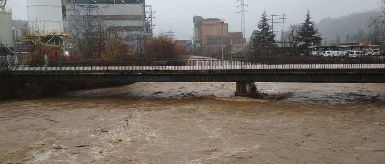 El río Nalón, la pasada semana, con las instalaciones de la térmica de Lada al fondo.