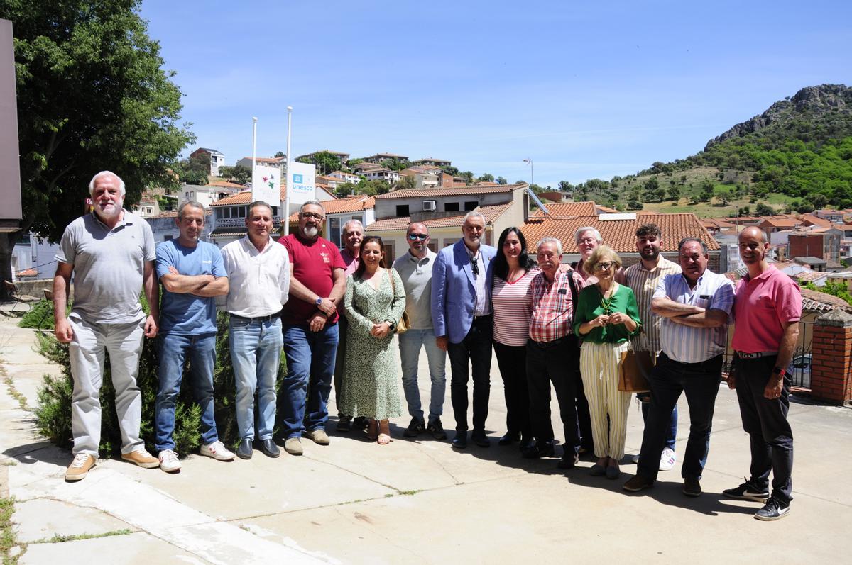 Imagen de la reunión del foro de alcaldes de la zona en Cañamero.