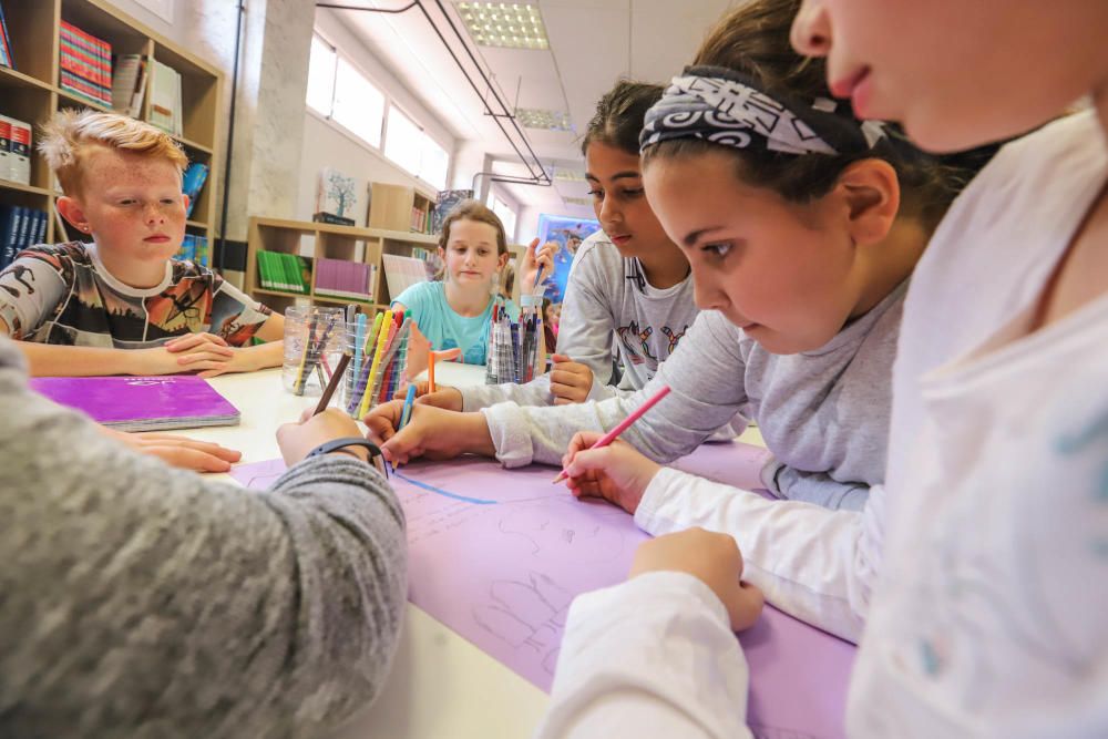 El centro pone en marcha un espacio multiusos para un alumnado diverso, con más de un 60% de extranjeros y muy bien acogido por la comunidad escolar de Orihuela Costa