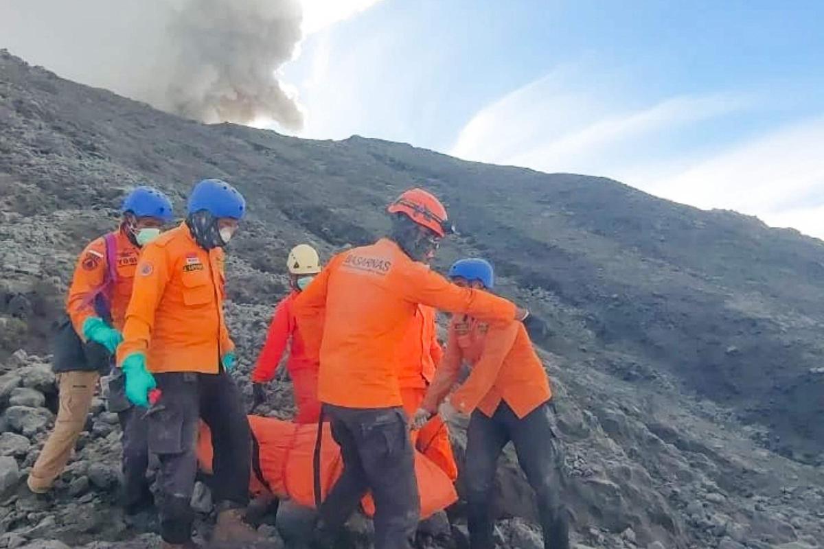 Búsqueda contrarreloj de 12 alpinistas desaparecidos tras la erupción del volcán Marapi, en Indonesia