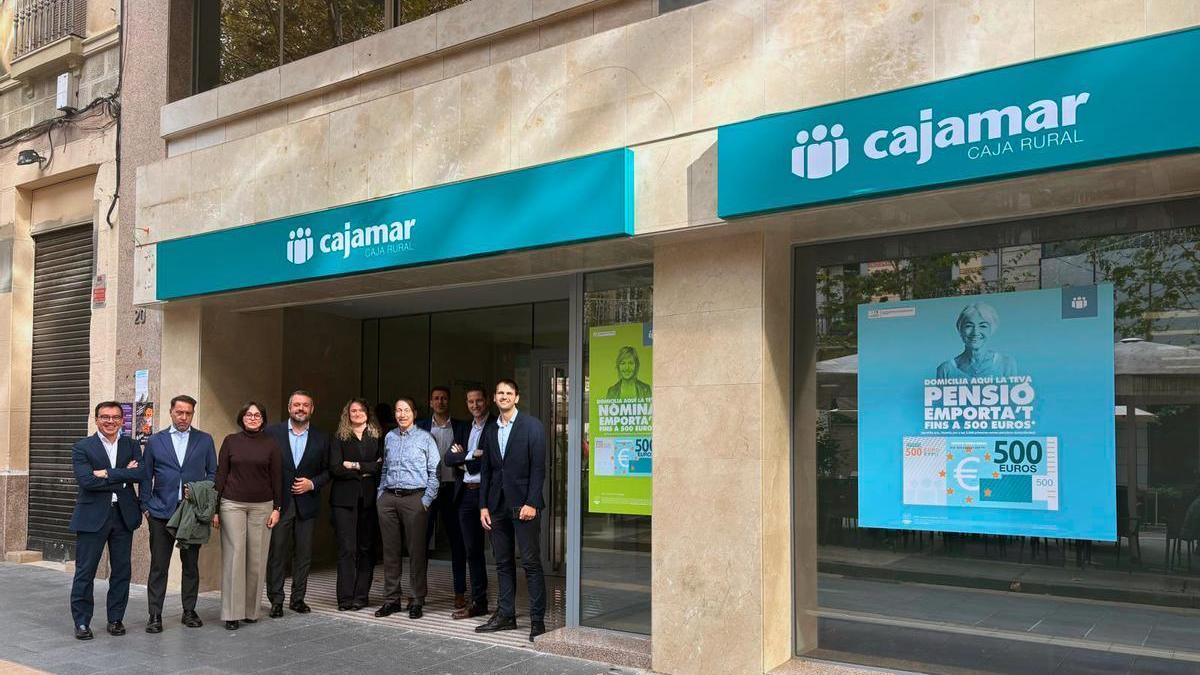 Els assistents a la inauguració de la nova oficina de Cajamar a Manresa