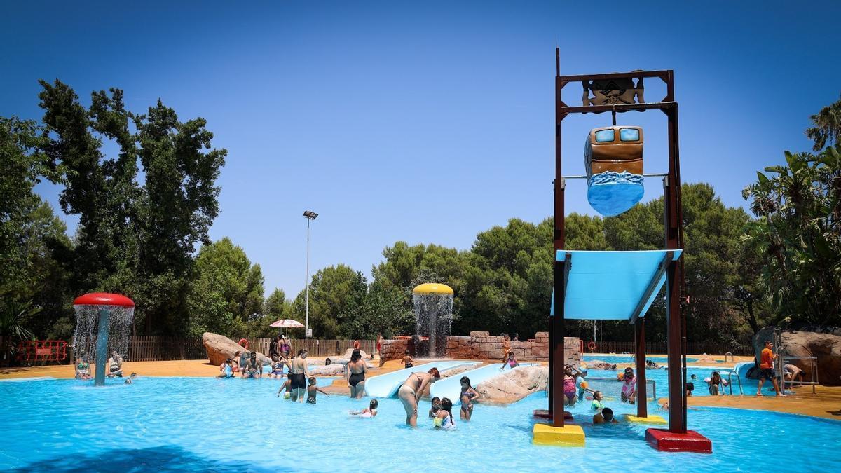La zona de juegos infantiles de la piscina.