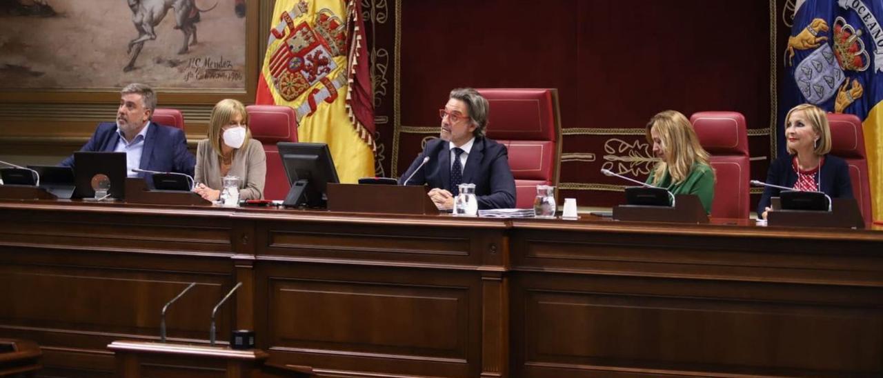 El presidente del Parlamento, Gustavo Matos, lee la declaración institucional.