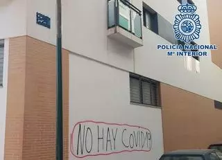 Detenido un negacionista que había realizado más de un centenar de pintadas en Málaga