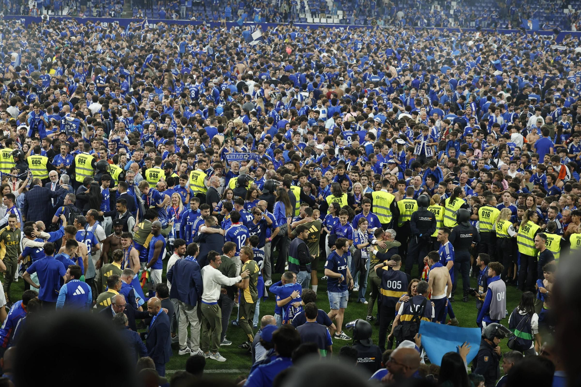 EN IMÁGENES: Así se vivió en el Carlos Tartiere la noche del ascenso del Oviedo a Primera División 24 años después