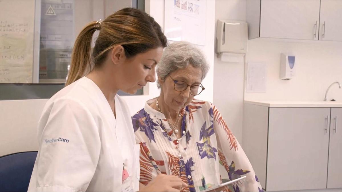 enfermera asesorando a paciente de hemodialisis