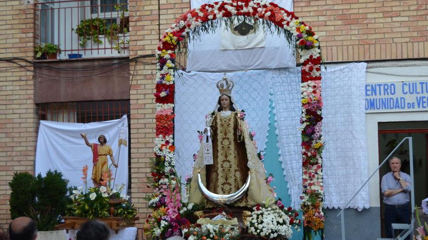 La Virgen del Carmen recibe su ofrenda floral
