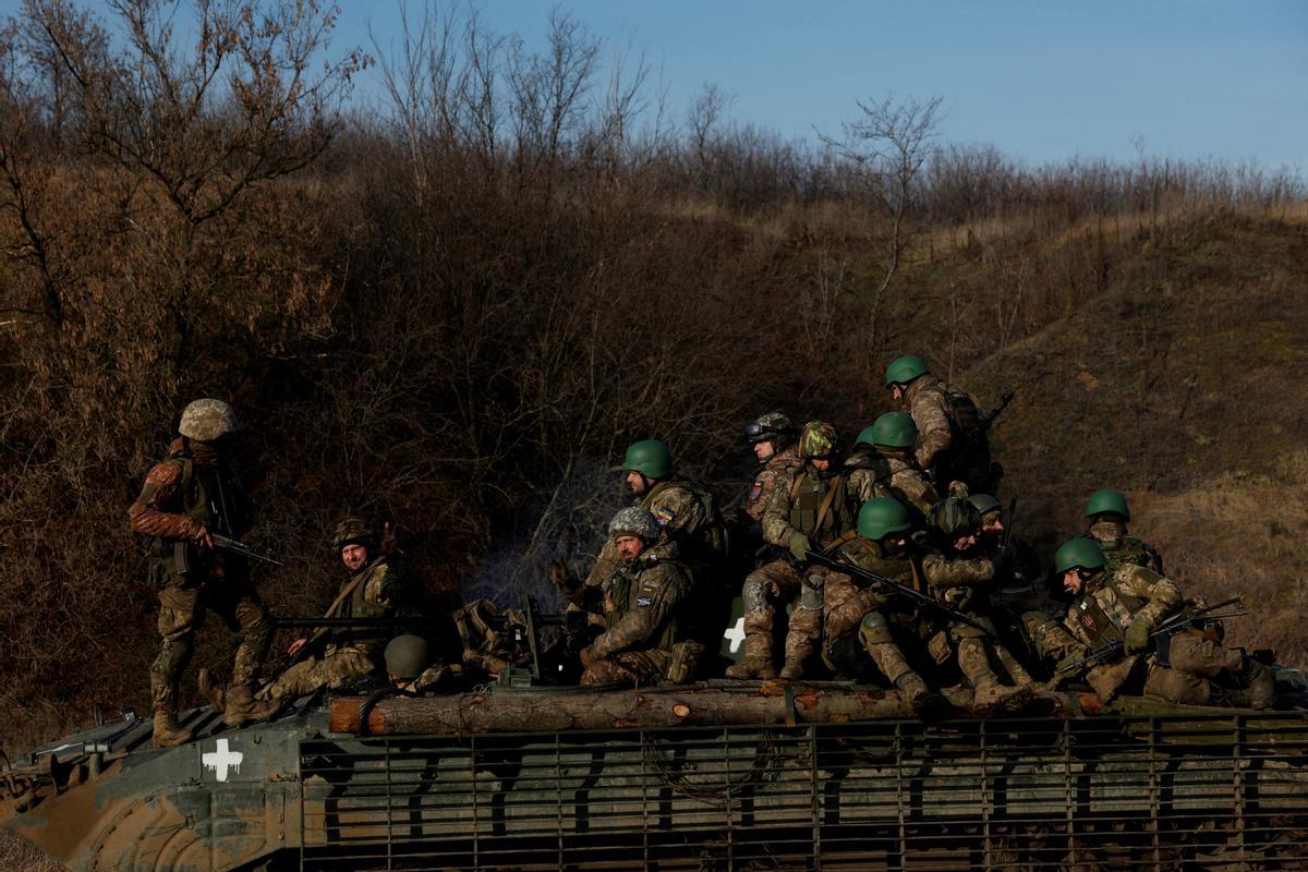 Soldados del batallón internacional Carpathian Sich realizan maniobras cerca de la línea del frente, cerca de Kreminna en Ucrania