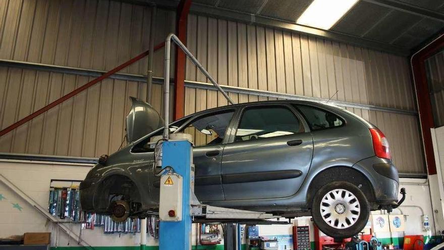 Un coche durante una reparación en un taller legal.