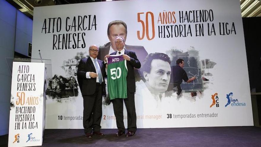 Eduardo García, presidente del Unicaja, junto a García Reneses en el homenaje celebrado ayer en la sala Truss del Barclaycard Center.