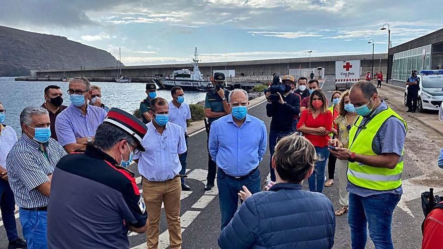 Curbelo, en el Puerto de Vueltas con técnicos y representantes insulares.