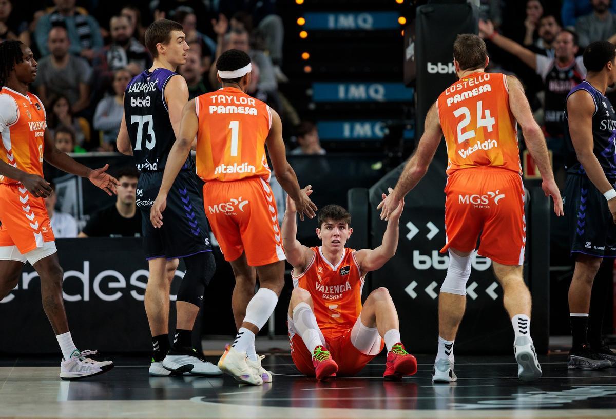 Taylor y Costello ayudan a De Larrea